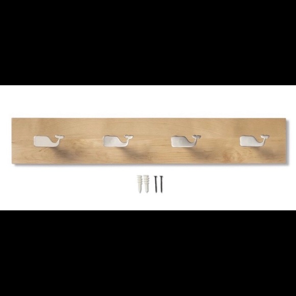 Vineyard Vines Other - Vineyard vines made for target wooden whale hooks